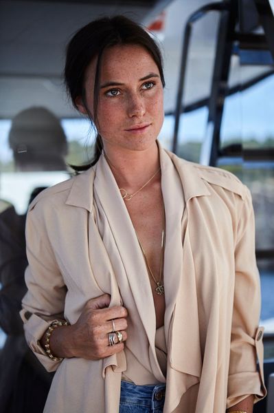 gabardina fluida en camel y body cruzado en beige de Patrizia Pepe - Pilar Olmo